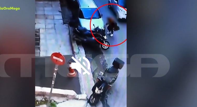 Γυναίκα σκάει λάστιχα στο Παγκράτι: Βίντεο ντοκουμέντο