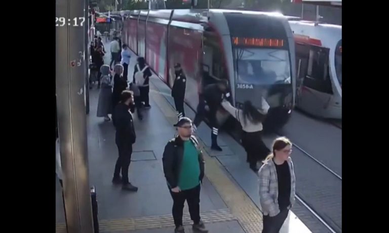 Σοκαριστικό βίντεο: Σώθηκε από θαύμα-Φύλακας ασφαλείας γλίτωσε νεαρή γυναίκα από τραμ