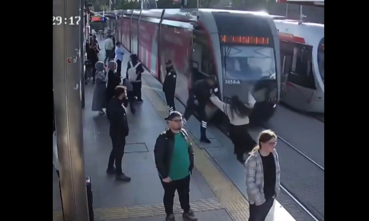 Σοκαριστικό βίντεο: Σώθηκε από θαύμα-Φύλακας ασφαλείας γλίτωσε νεαρή γυναίκα από τραμ