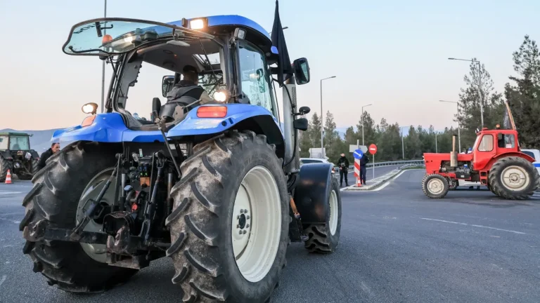 Σε αναβρασμό οι αγρότες: Προ των πυλών τα μπλόκα – Τι απαντά η κυβέρνηση για τις καθυστερημένες πληρωμές