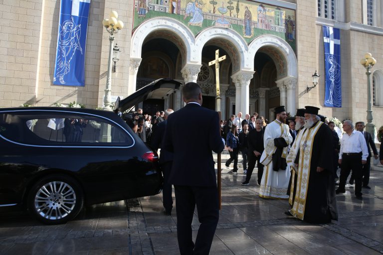 Η Ελλάδα αποχαιρέτησε τον Διονύση Σαββόπουλο με τη «Συννεφούλα»