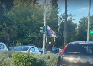 Κηφισίας: Άνδρας περπατάει κρατώντας ελληνική σημαία με εικόνα του Ιησού