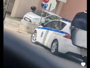 Viral video: Το περιπολικό που… έγινε «φορτηγό» για ψυγείο