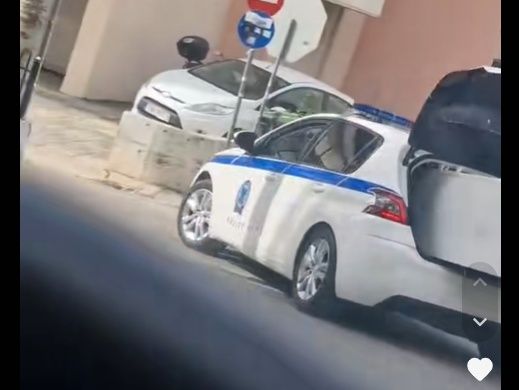 Viral video: Το περιπολικό που… έγινε «φορτηγό» για ψυγείο