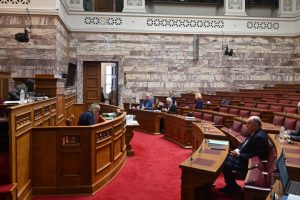 Πέρασε κατά πλειοψηφία το εργασιακό νομοσχέδιο: Αντιδράσεις από την Αντιπολίτευση – Πότε εισάγεται στην Ολομέλεια