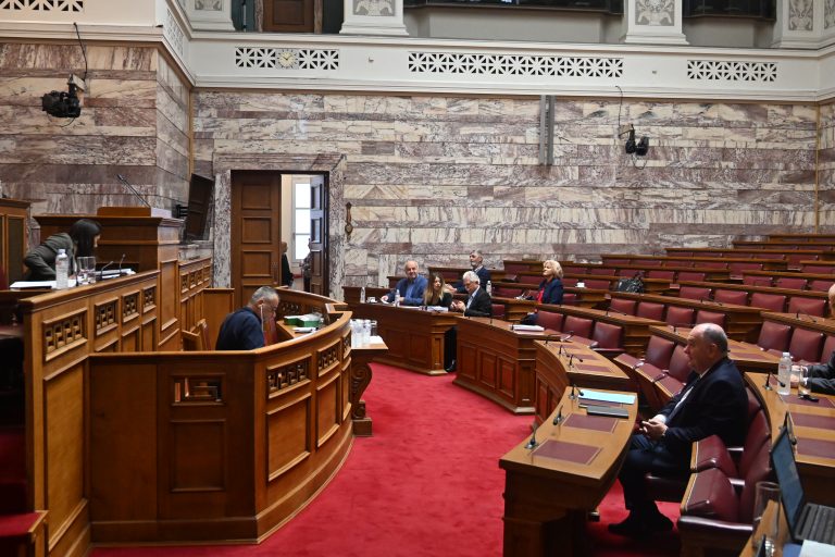 Πέρασε κατά πλειοψηφία το εργασιακό νομοσχέδιο: Αντιδράσεις από την Αντιπολίτευση – Πότε εισάγεται στην Ολομέλεια