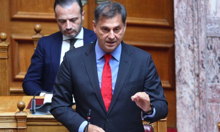 Επίθεση στο γραφείο του Χάρη Θεοχάρη στον Άγιο Δημήτριο