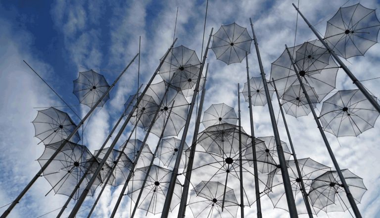 Θεσσαλονίκη: Μεταφορά και επισκευή των ομπρελών του Γιώργου Ζογγολόπουλου