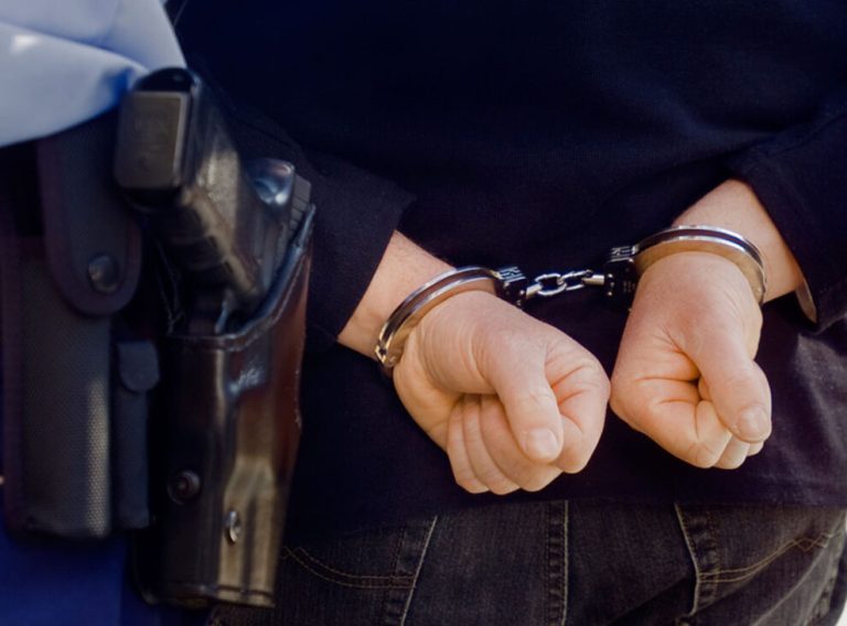 Νέα Ερυθραία: 20χρονος γιος γνωστού πολιτικού συνελήφθη για υπερβολική ταχύτητα