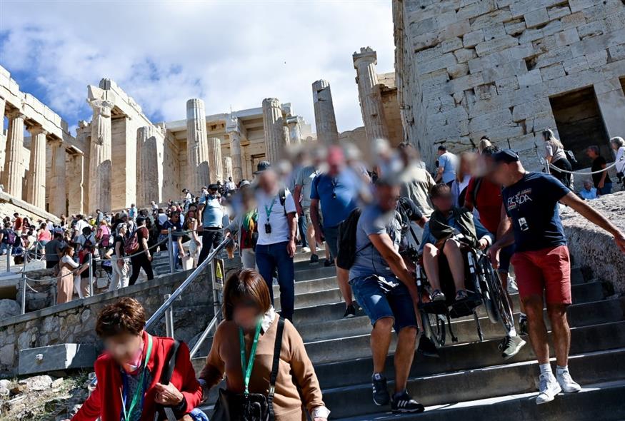 Εικόνες ντροπής στην Ακρόπολη: Μετέφεραν τουρίστες με αναπηρία με τα χέρια λόγω βλάβης του ασανσέρ