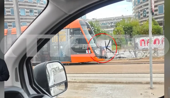 Θανάσιμο challenge: Γαντζώνονται πάνω σε τραμ για μια φωτογραφία!