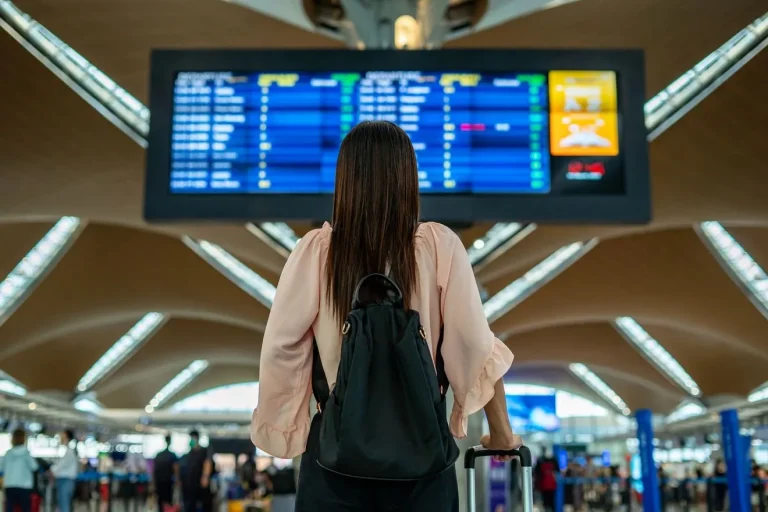 Αλλαγές για ταξιδιώτες εκτός ΕΕ: Τέλος οι σφραγίδες στα διαβατήρια