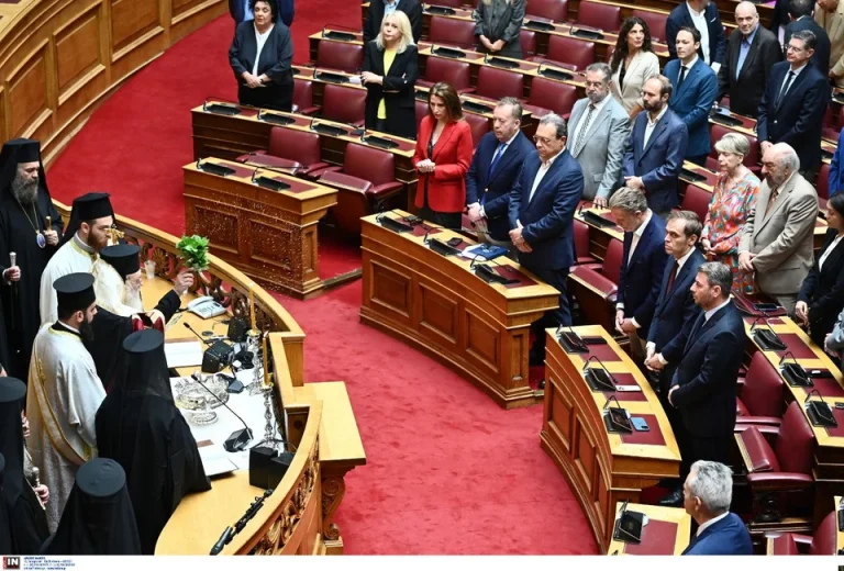 Αγιασμός στη Βουλή με φόντο την παραίτηση Τσίπρα
