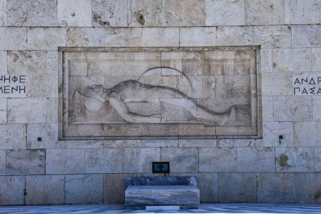 Αστυνομική παρουσία στο Μνημείο Άγνωστου Στρατιώτη
