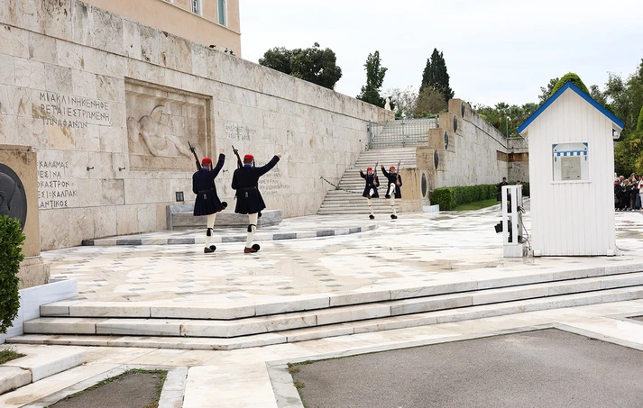 Νέα πυρίμαχα ξύλινα φυλάκια στη Βουλή και το Μνημείο Άγνωστου Στρατιώτη
