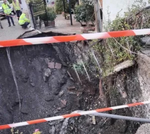 «Άνοιξε η γη» στο Αγρίνιο: Τεράστιος κρατήρας δημιουργήθηκε ανάμεσα σε σπίτια (φωτο)