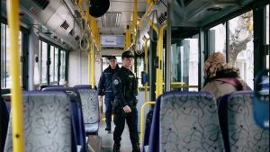 ΕΛ.ΑΣ. στα ΜΜΜ: 1.500 συλλήψεις – Επιβάτες με ναρκωτικά, τσεκούρια και σπαθιά!