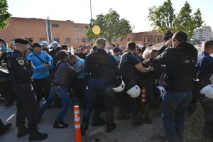 Επεισόδια κατά την επίσκεψη Μητσοτάκη – Γεωργιάδη στο νοσοκομείο «Αττικόν»