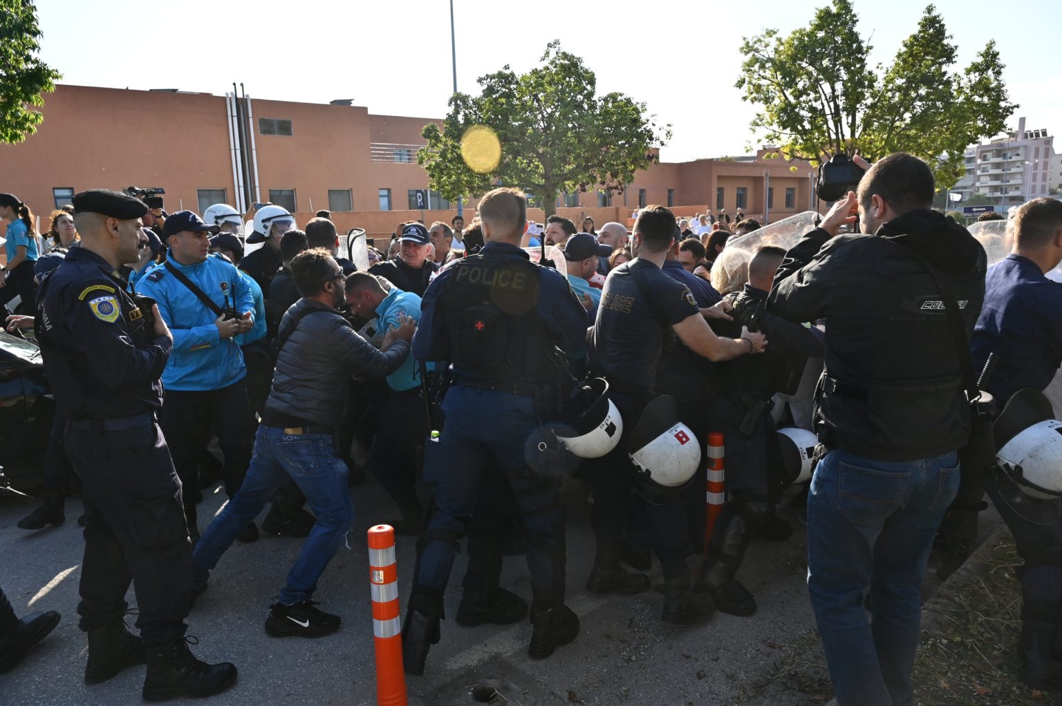 Επεισόδια κατά την επίσκεψη Μητσοτάκη – Γεωργιάδη στο νοσοκομείο «Αττικόν»