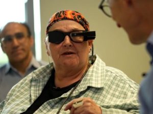 Επιστημονικό θαύμα: Τυφλοί διάβασαν ξανά με ηλεκτρικά εμφυτεύματα στα μάτια