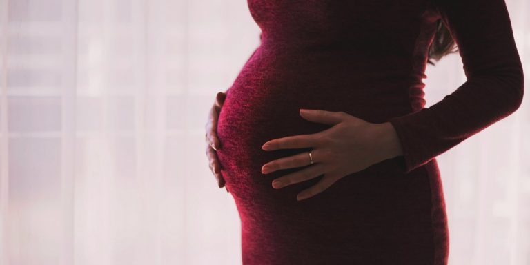 Ποινική δίωξη στον άνδρα που επιτέθηκε στην έγκυο γυναίκα του με πιρούνι στο πρόσωπο και στα μάτια