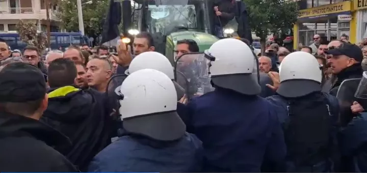 Ένταση και επεισόδια στη Λιβαδειά μεταξύ αγροτών και αστυνομίας (βίντεο)