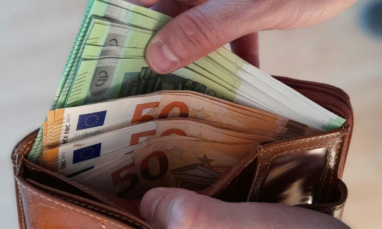 Χρηματική Αρωγή 2025: Στα 1.000 ευρώ η εφάπαξ ενίσχυση – Ποιους αφορά