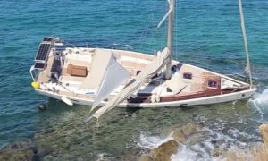 Ιστιοπλοϊκό προσάραξε στη Μύκονο λόγω κακοκαιρίας