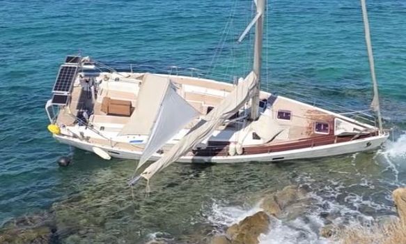 Ιστιοπλοϊκό προσάραξε στη Μύκονο λόγω κακοκαιρίας