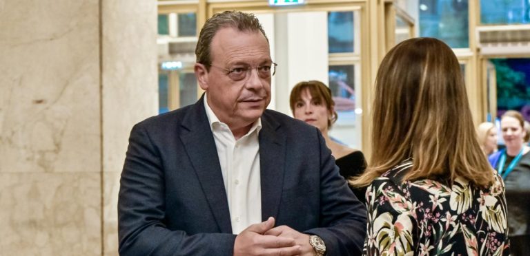 Φάμελλος κατά κυβέρνησης: «Υποβαθμίζει τη δημόσια Υγεία για να κάνουν πάρτι τα νοσηλευτήρια»
