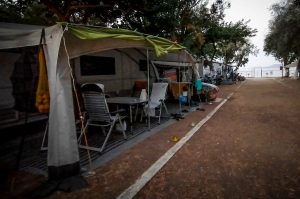 Διπλό φονικό στην Φοινικούντα: Οι Αρχές «ξεψαχνίζουν» περιουσία, κίνητρα και παλιές επιθέσεις