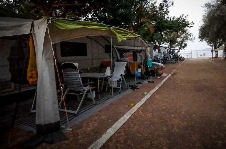 Διπλό φονικό στην Φοινικούντα: Οι Αρχές «ξεψαχνίζουν» περιουσία, κίνητρα και παλιές επιθέσεις