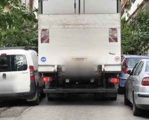 Φορτηγό προκάλεσε χάος στα Εξάρχεια