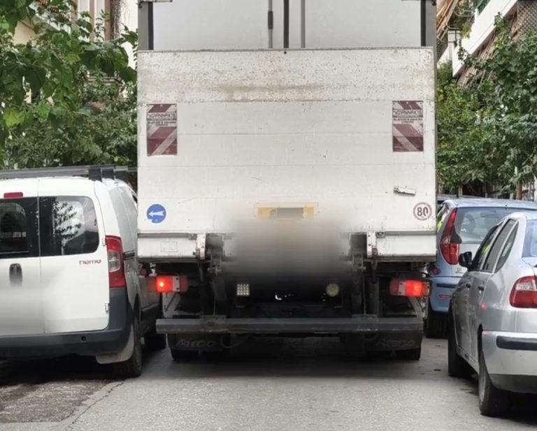 Φορτηγό προκάλεσε χάος στα Εξάρχεια