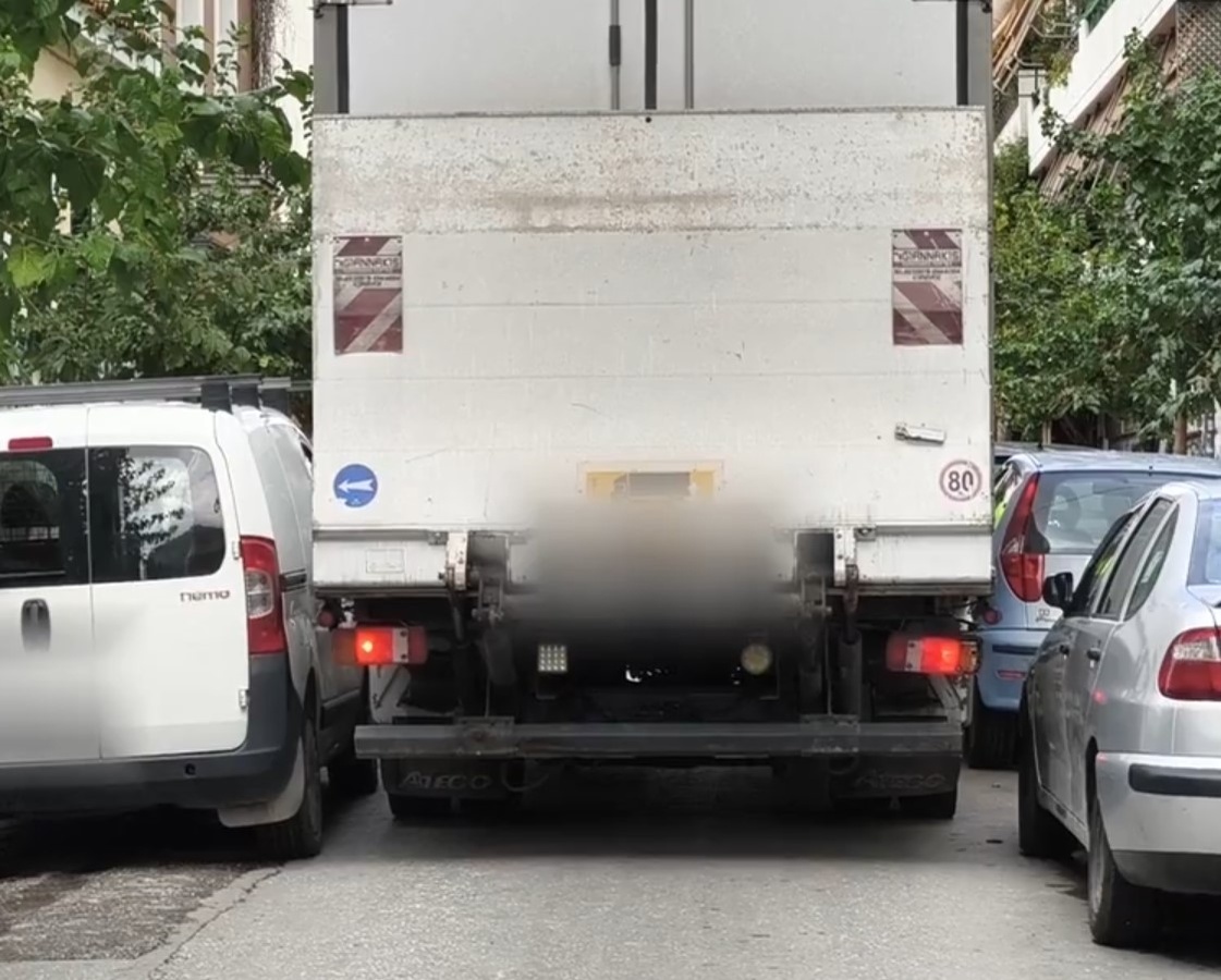 Φορτηγό προκάλεσε χάος στα Εξάρχεια