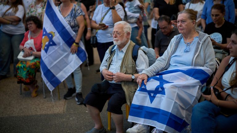Ισραήλ: Οικογένειες και πλήθος πολιτών περιμένουν την απελευθέρωση των ομήρων