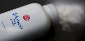Βρετανία: Μαζική αγωγή κατά της Johnson & Johnson – Κατηγορίες για καρκινογόνο ταλκ με ίνες αμιάντου