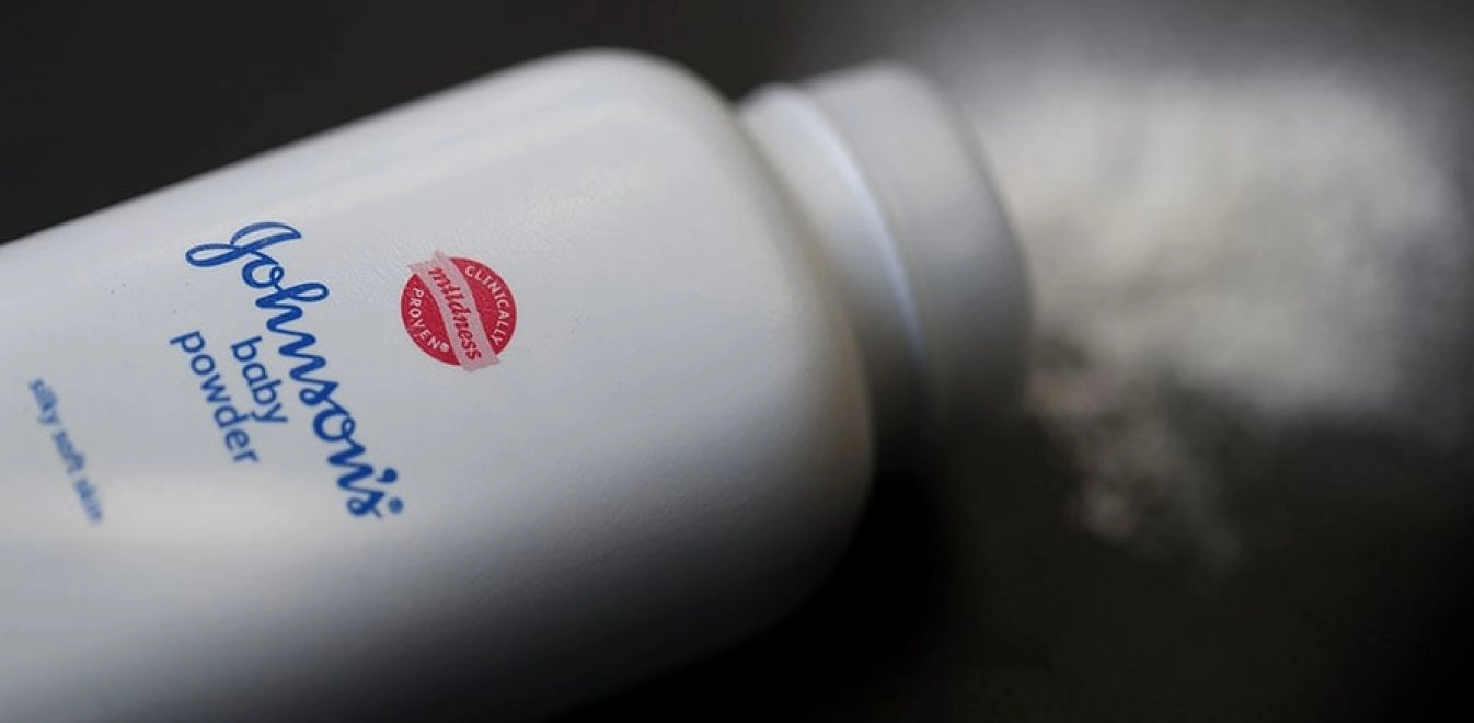 Βρετανία: Μαζική αγωγή κατά της Johnson & Johnson – Κατηγορίες για καρκινογόνο ταλκ με ίνες αμιάντου