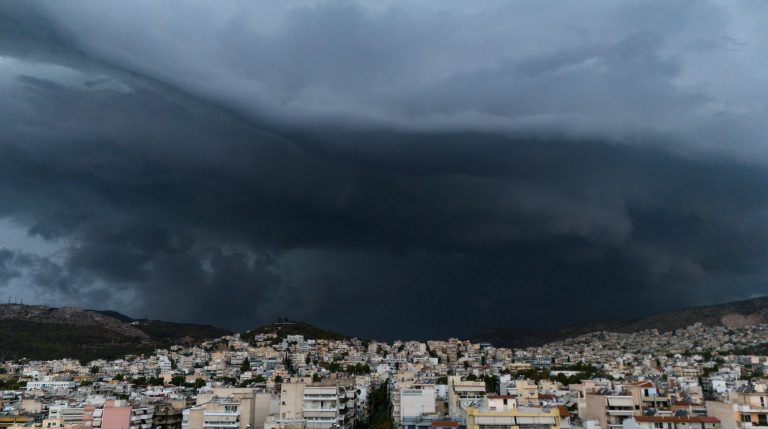 Καιρός: Πού συνεχίζονται οι καταιγίδες – Πότε θα βελτιωθεί