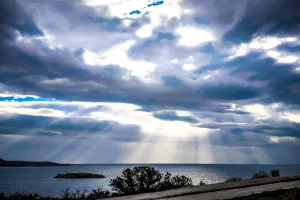 Δύο πρόσωπα σήμερα ο καιρός: Καλοκαιρινές θερμοκρασίες και καταιγίδες εξπρές
