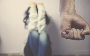 Κρίσιμη η κατάσταση 40χρονης που ξυλοκοπήθηκε από τον σύντροφό της στο Κορωπί