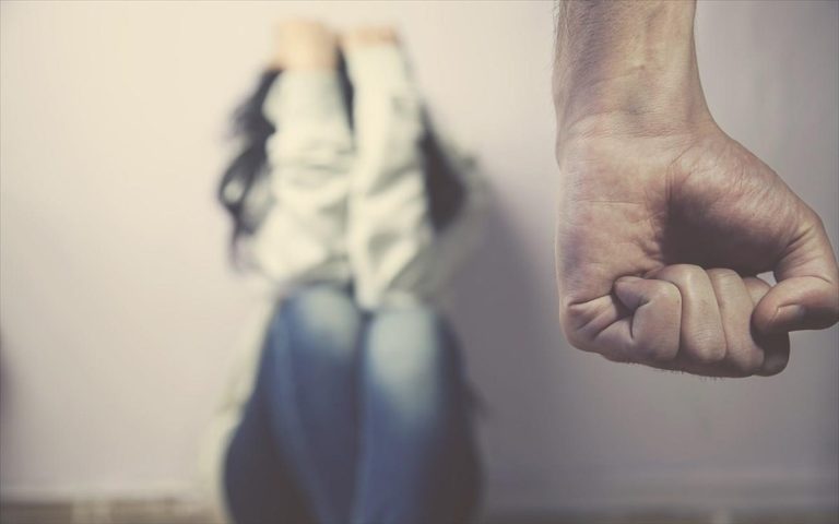 Κρίσιμη η κατάσταση 40χρονης που ξυλοκοπήθηκε από τον σύντροφό της στο Κορωπί