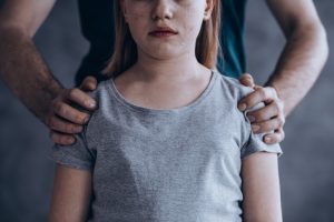 Φρίκη στην Ηλεία: Κακοποιούσε τη 15χρονη κόρη του και απειλούσε να κάψει τη σύζυγο στο φούρνο