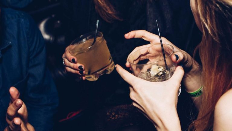 «Βλέπουμε συνέχεια νεαρά άτομα σωριασμένα, δεχόμαστε απειλές» – Τι αναφέρουν μάρτυρες για το κλαμπ στο Γκάζι
