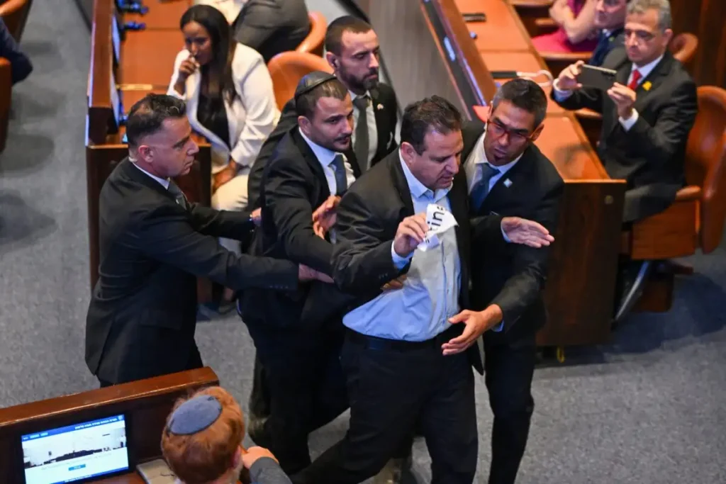 Σκηνές έντασης στην Κνέσέτ κατά την ομιλία Τραμπ – Βουλευτής απομακρύνθηκε (βίντεο)