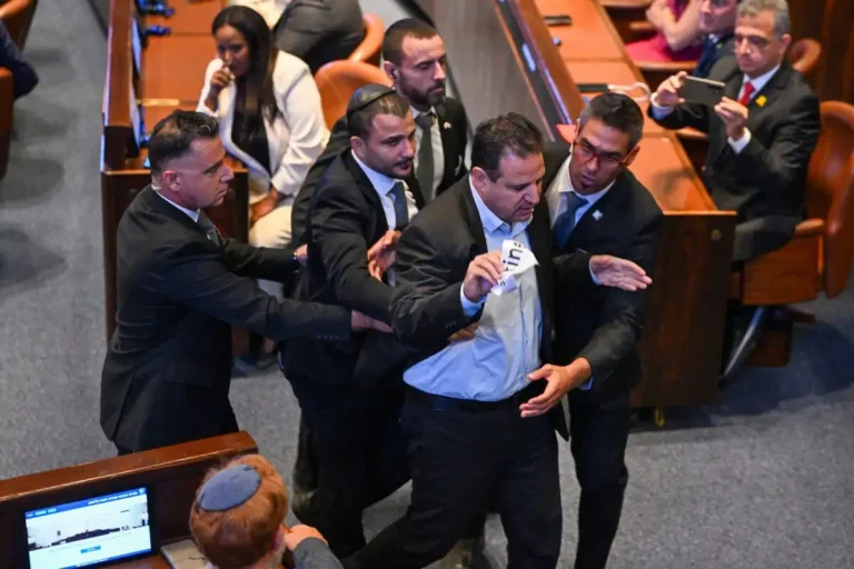 Σκηνές έντασης στην Κνέσέτ κατά την ομιλία Τραμπ – Βουλευτής απομακρύνθηκε (βίντεο)