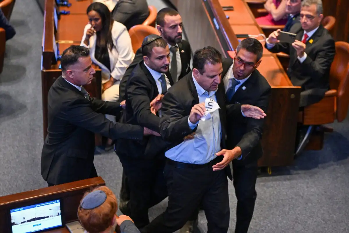 Σκηνές έντασης στην Κνέσέτ κατά την ομιλία Τραμπ – Βουλευτής απομακρύνθηκε (βίντεο)