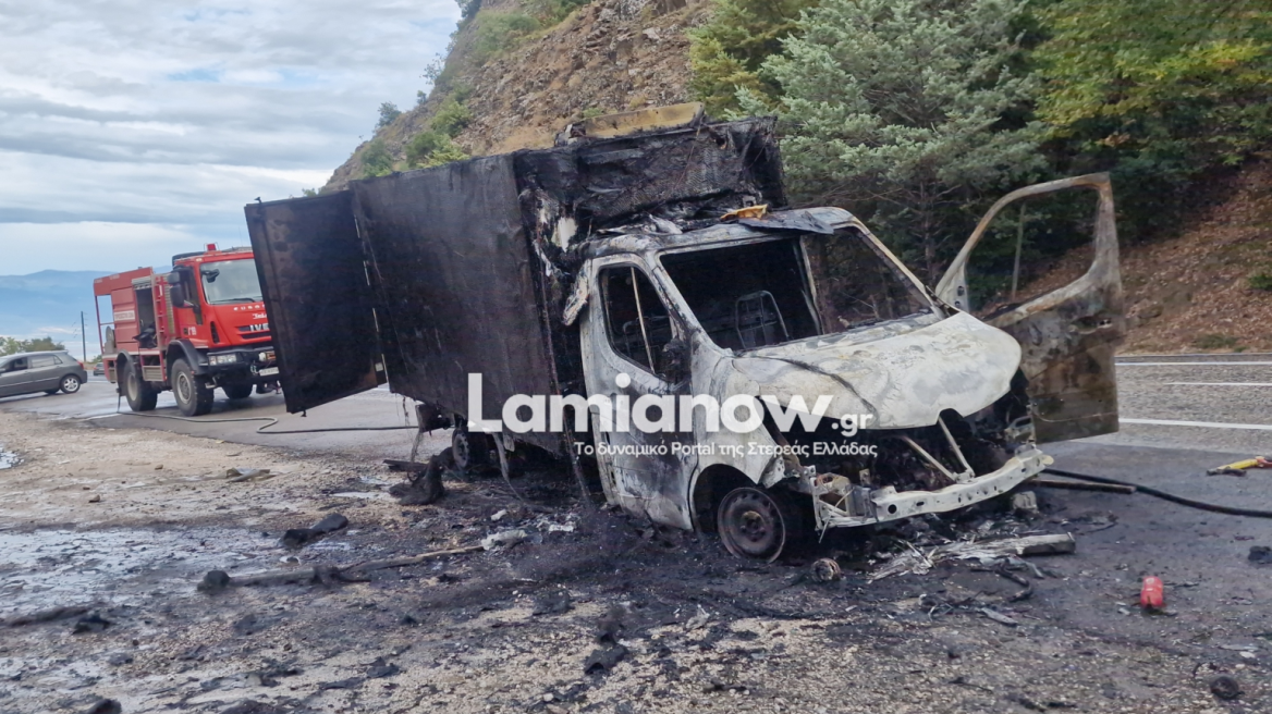 Φορτηγό τυλίχθηκε στις φλόγες στη Λαμία