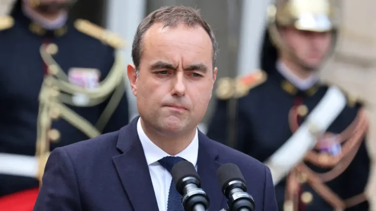 Παραιτήθηκε ο Σεμπαστιάν Λεκορνί από πρωθυπουργός, πέφτει η κυβέρνηση στη Γαλλία