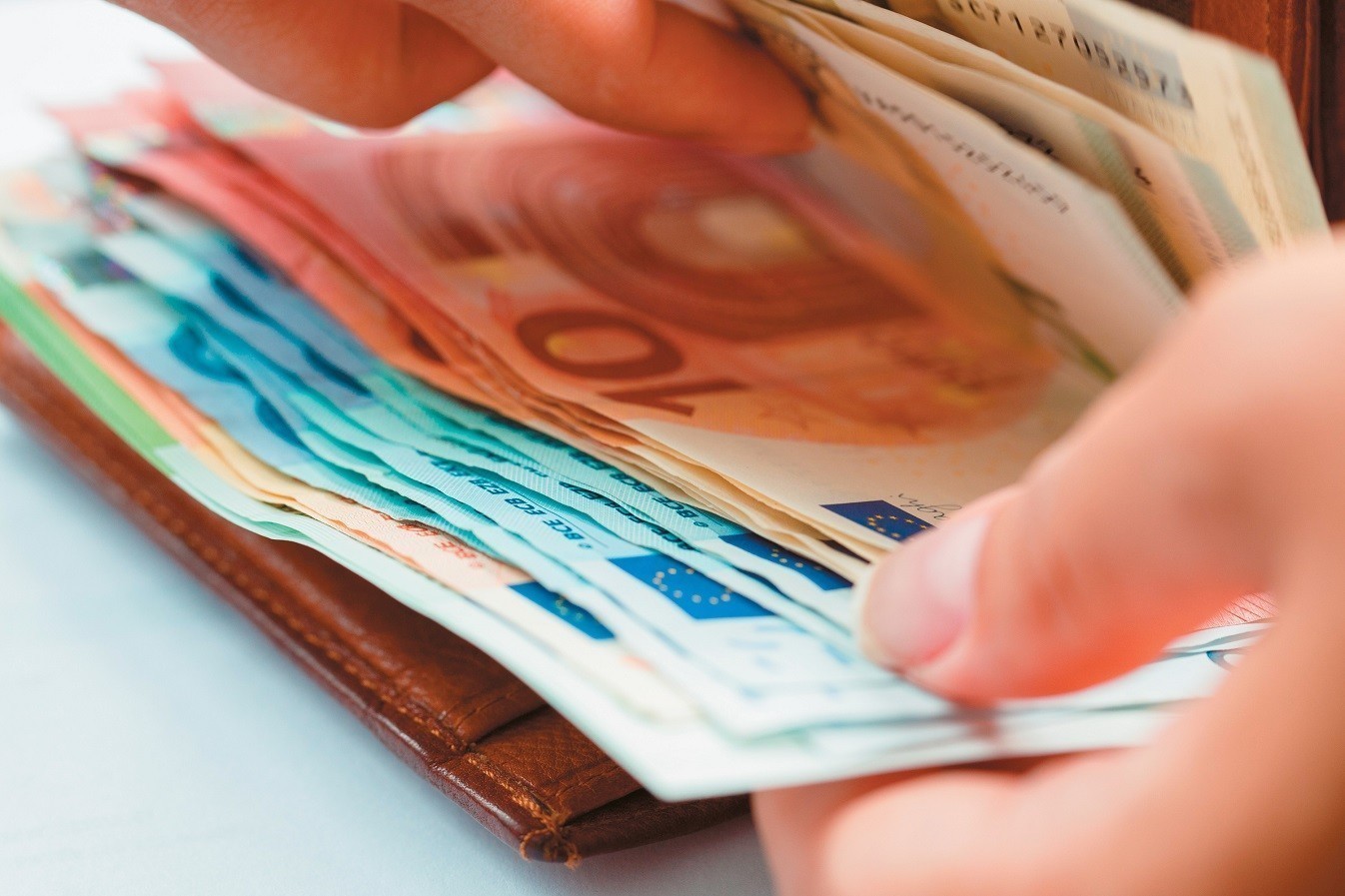 Νέο μηνιαίο κρατικό επίδομα έως 800 ευρώ: Ποιοι είναι οι δικαιούχοι